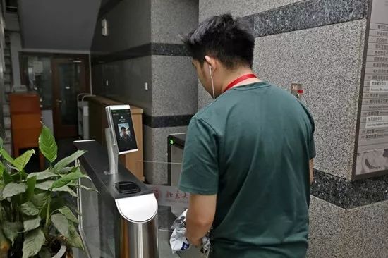 高科技服务日常教学 “刷脸入学”2秒钟轻松搞定