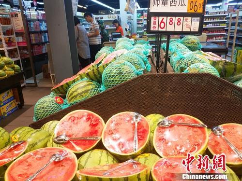 资料图：居民在超市里购物 中新网记者 李金磊 摄