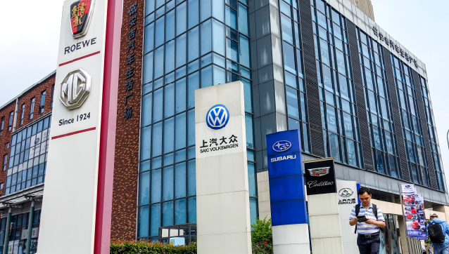 中国汽车流通协会发布的数据显示，10月汽车经销商库存预警指数达到66.9%，同比上升17个百分点，为三年来最高。（来源：第一财经）